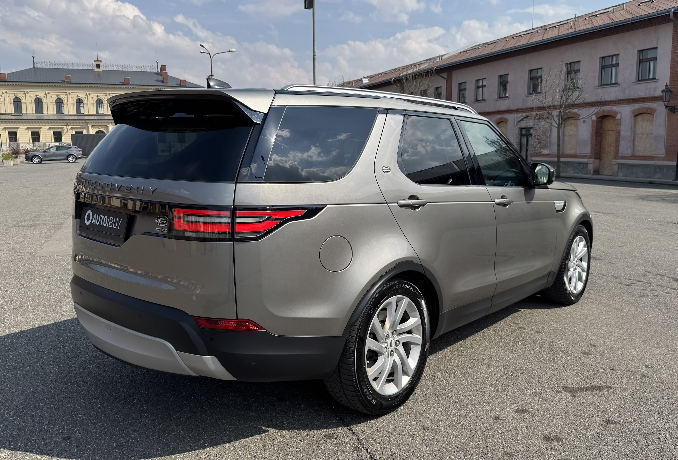 LAND ROVER DISCOVERY 5 3.0 Si6 HSE AWD AUT | české ojeté auto | první majitel | skladem | benzín 340 koní | rodinné SUV | 7 míst | silicon silver metalíza | černá kůže | perfektní výbava | super cena | nákup online | AUTOiBUY.com
